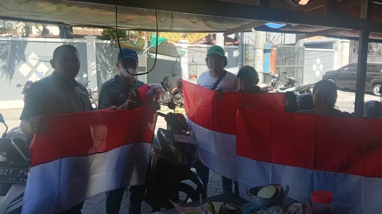 Bakesbangpol dan FPK Surabaya Bagikan 1.000 Bendera Merah Putih jelang HUT RI