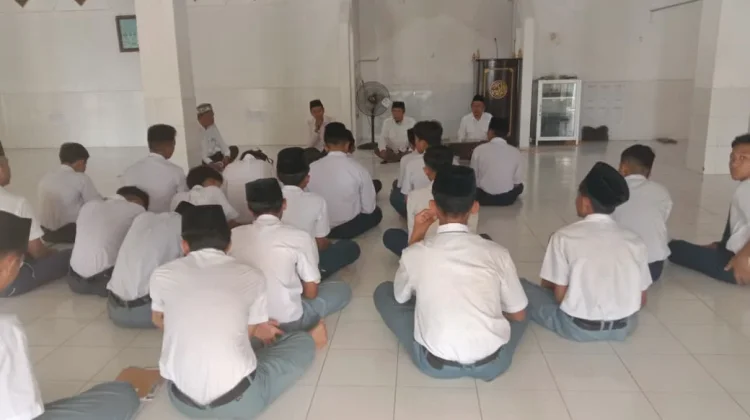 Mengaji Yasin Warnai Peringatan HUT Ke-81 RI di Madrasah Al-Azhar Bahaudin Sumenep