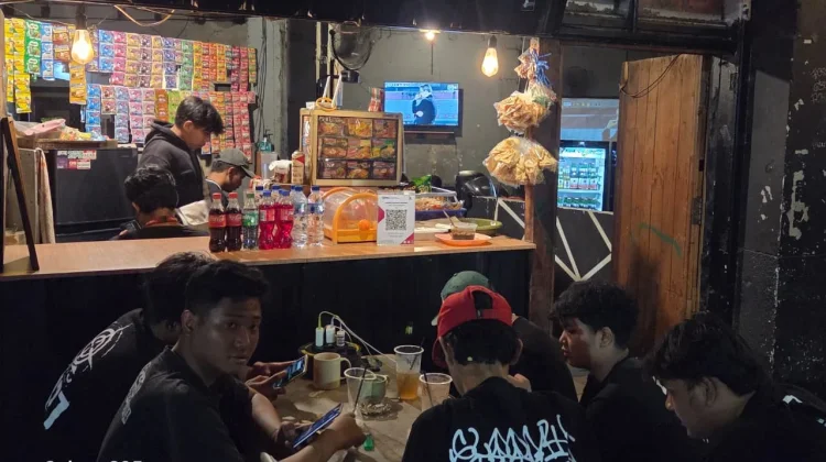 Asa di Lapangan Hijau: Riuh Nobar Semifinal Piala Presiden di Sudut Kota Pahlawan