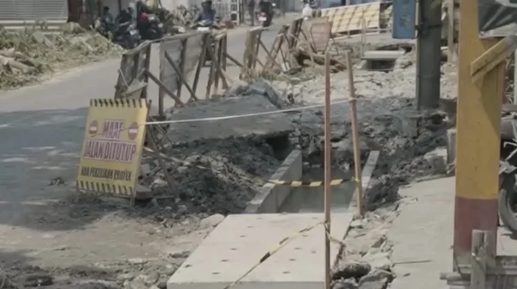 Proyek Drainase Bikin Warga Terpeleset, Wali Kota Eri Tegur Kontraktor