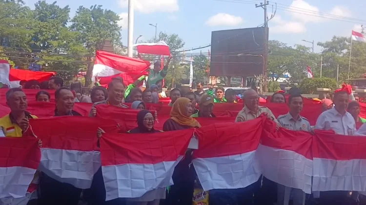 Khofifah Bagikan Bendera Sambut HUT RI Ke-81