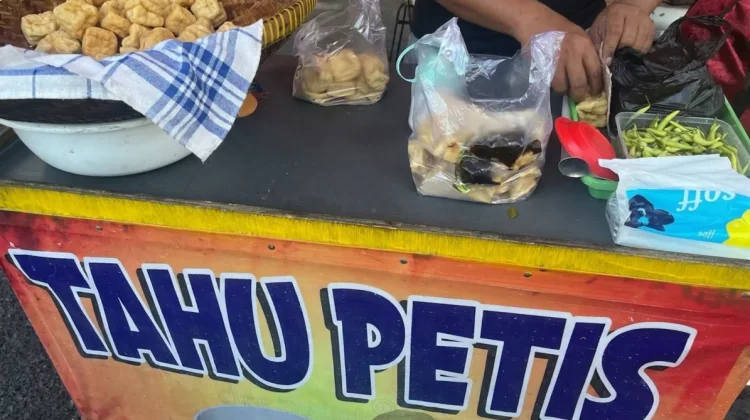 Tahu Petis Sundaan Tenda Merah, Favorit Warga Undaan Surabaya