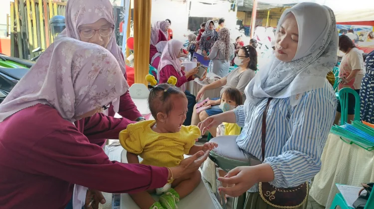 Para Ibu Antusias Manfaatkan Program Sahabat Posyandu di Toko Kalibutuh 3