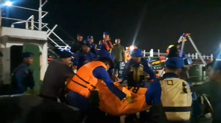 SAR Gabungan Evakuasi Dua ABK Korban Keracunan Gas Beracun