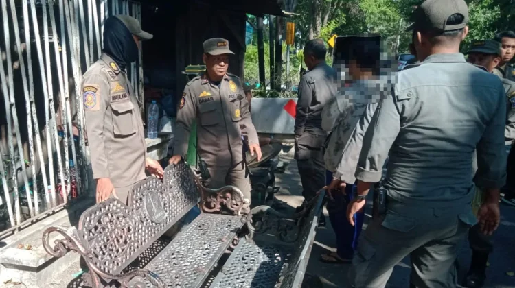 Kursi Fasum Pemkot Surabaya Diduga Dicuri Menggunakan Ambulans