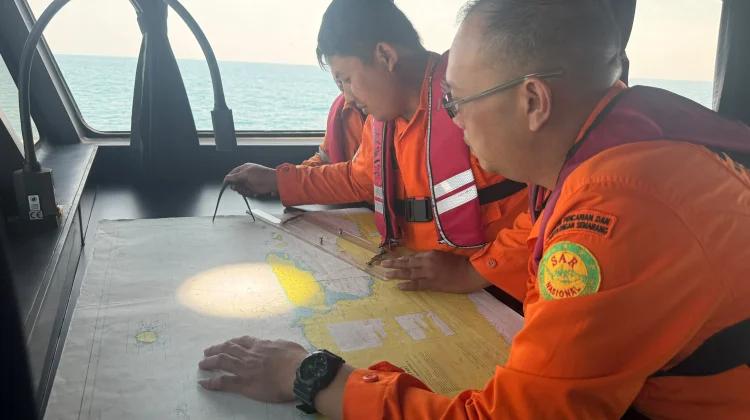 KN SAR 249 Permadi Sisir Laut Utara Madura Cari KMP Mutiara Sentosa 2