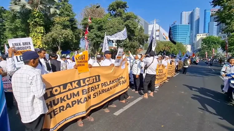 Ribuan Massa Aliansi Umat Peduli Generasi Gelar Aksi Tolak LGBT di Surabaya