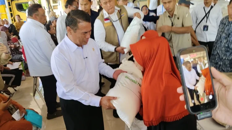 Bantuan Pangan Mulai Disalurkan di Surabaya, Dipantau Mentan dan Dirut Bulog