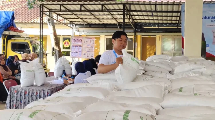 Bulog Salurkan Bantuan Pangan Tiga Bulan di Surabaya