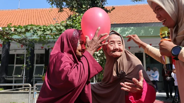 Meriah, Ratusan Lansia Griya Wreda Ikuti Lomba Agustusan