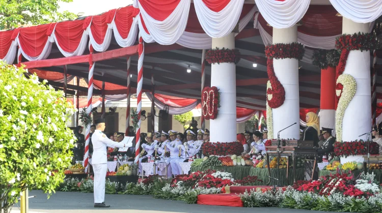 Gubernur Khofifah Ajak Warga Ikuti Upacara HUT ke-81 RI di Grahadi