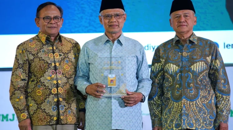 Haedar Nashir Terima Kartu Wartawan Utama Khusus Dewan Pers