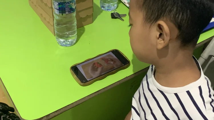 Anak Tantrum di Kasih Gadget, Ini Bahayanya!