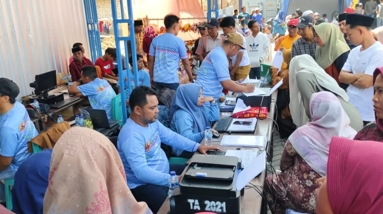 Festival Pesisir Mandangin Dekatkan Layanan Administrasi Warga