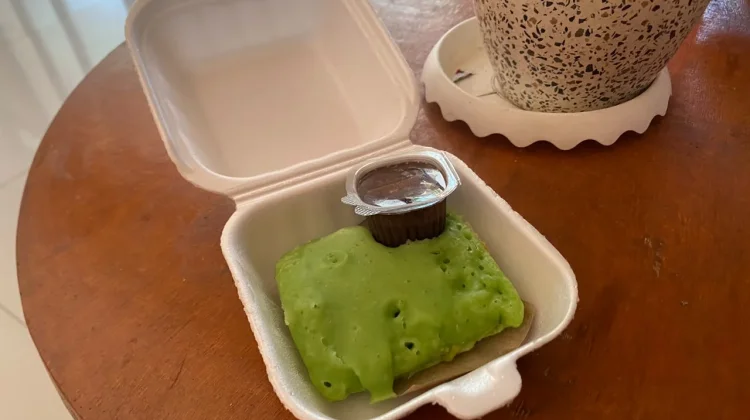 Kue Pancong Pandan: Jajanan Tradisional yang Viral dan Laris Manis di Surabaya