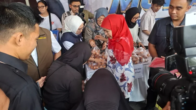 Stabilisasi Harga, Pemprov Jatim Gelar Pasar Murah di Halaman SMA Khadijah