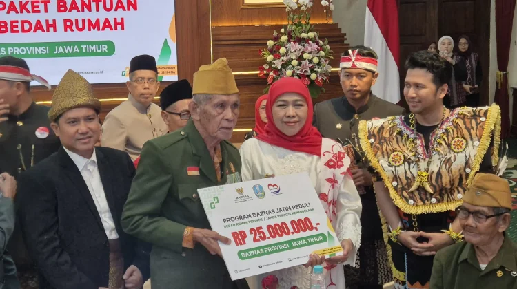 Kado Kemerdekaan, BAZNAS Jatim Salurkan 81 Paket Bedah Rumah