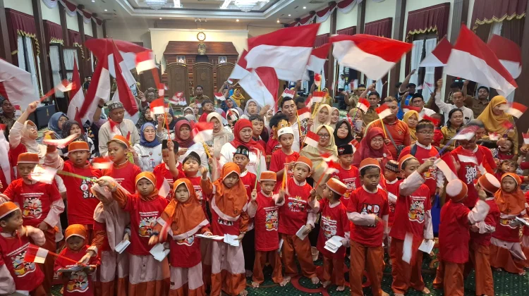 Gubernur Khofifah Ajak Anak Anak Rayakan Kemerdekaan Bersama
