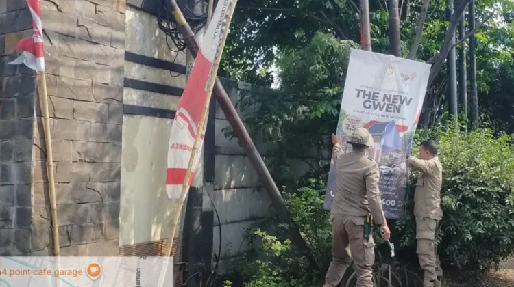 Satpol PP Sidoarjo Tertibkan Puluhan Reklame Bermasalah