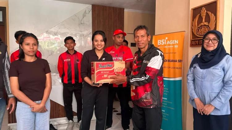 Pemain Soekarno Cup Berikan Bantuan Bahan Pokok Bagi Mahasiswa NTT di Surabaya