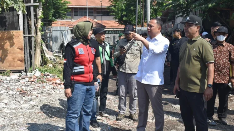 Wali Kota Eri Tertibkan Pengolahan Sampah Ilegal di Keputih