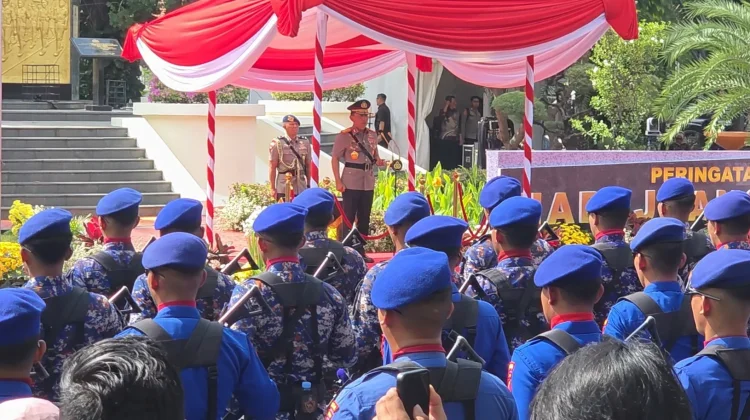Penuh Khidmat, Kapolri Pimpin Hari Juang Polri di Surabaya