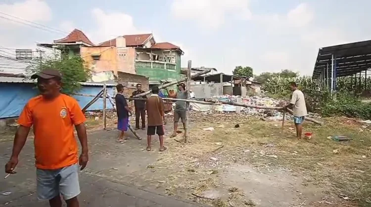 Warga Tutup TPS Suko akibat Sampah Menumpuk