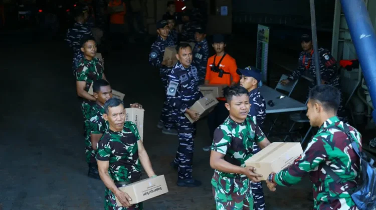 Dua Kapal Perang Distribusikan Bantuan Korban Gempa NTT