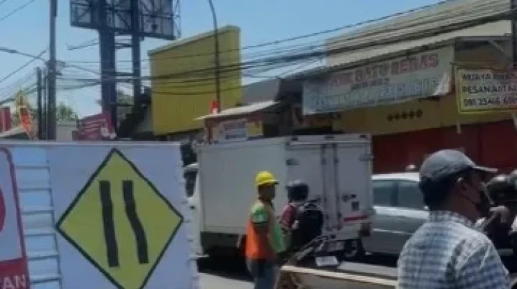 Pengerjaan Saluran Babatan Unesa, Pengendara Diimbau Waspada