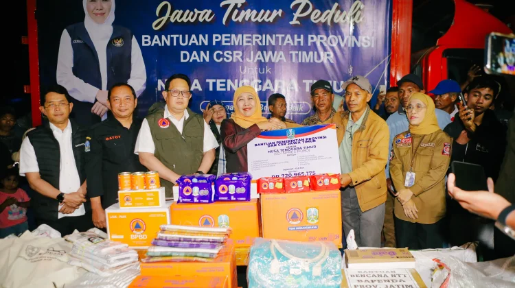Gubernur Khofifah Salurkan 65,7 Ton Bantuan Gempa NTT
