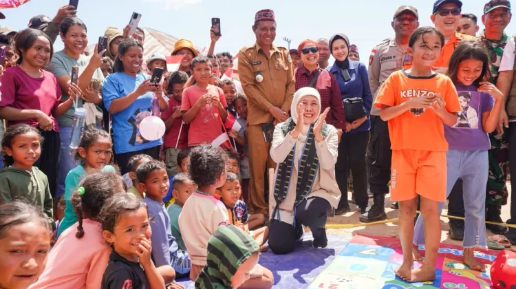 Gubernur Khofifah Beri Penguatan kepada Pengungsi Gempa Manggarai Timur