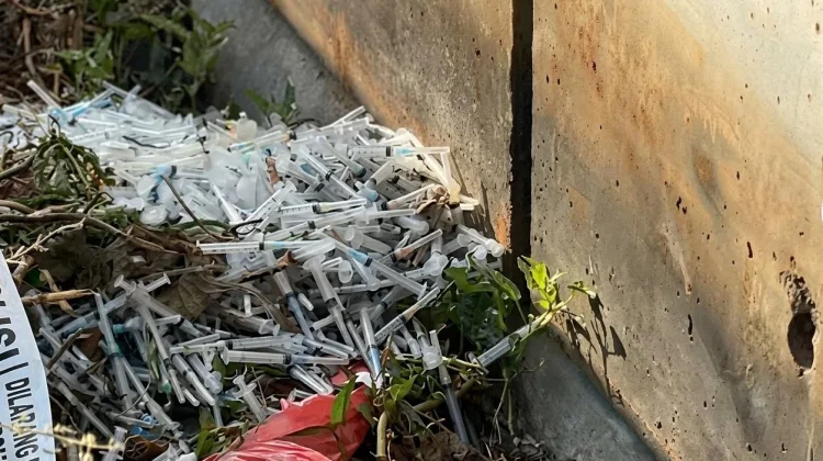Ribuan Jarum Suntik Bekas Ditemukan di Parit Sidoarjo