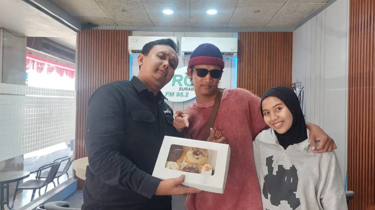 Roni Fathurahman Kembangkan Usaha Donat dari Hobi Jajan