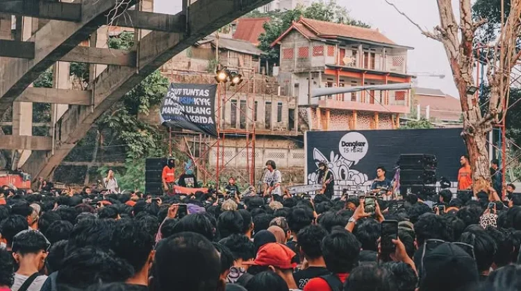 Dongker Sukses Gelar “Melankolia di Kolong” Jogja : Musik dan Solidaritas Berpadu
