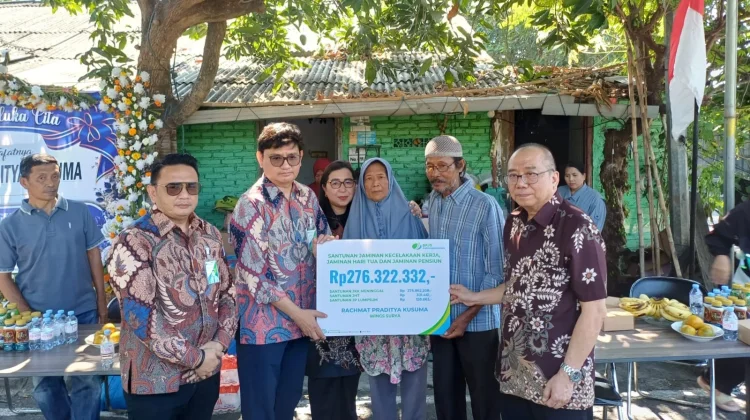 BPJS Ketenagkerjaan Serahkan Santunan Kepada Korban Laka di Alun-Alun Surabaya