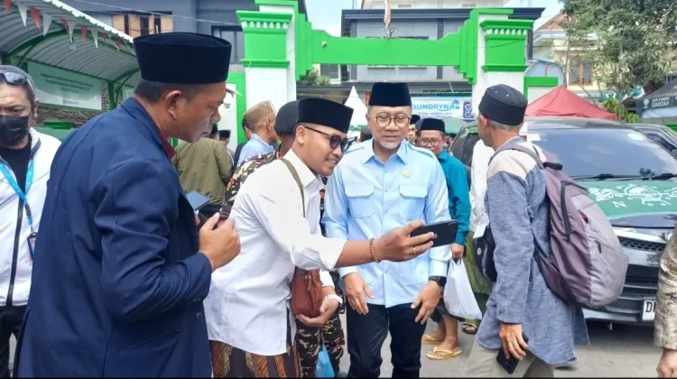 Hadiri Muktamar ke-35 NU, Zulhas Sempatkan Ziarah Makam KH Wahab Hasbullah