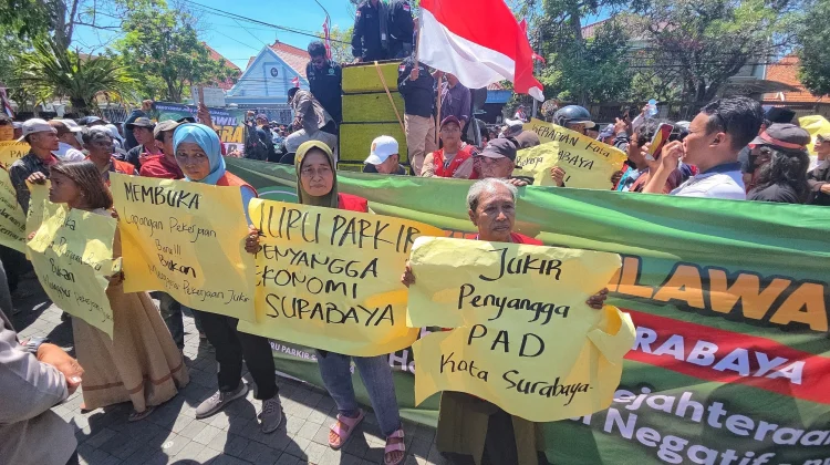 Ratusan Jukir Geruduk Balai Kota Surabaya Tuntut Evaluasi Kebijakan Parkir