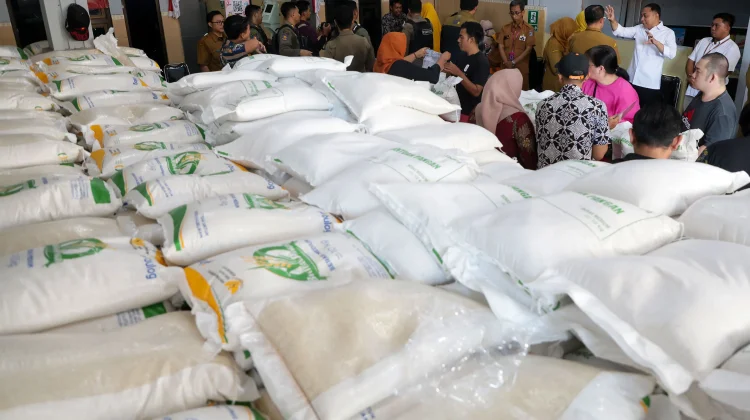 Karang Taruna Surabaya Turun Tangan Salurkan Bantuan Beras di Kemayoran