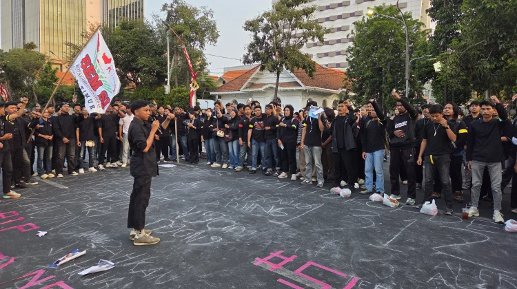 Doa Bersama dan Aksi Tabur Bunga Warnai Aksi Simpatik Mahasiswa di Surabaya