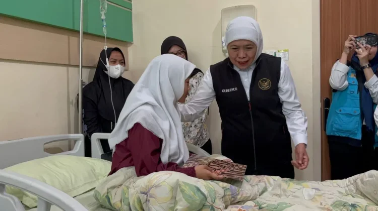 Gubernur Khofifah Kunjungi Santri Korban Keracunan Makanan