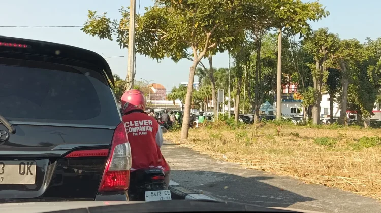 Antrean Bundaran Dolog Dikeluhkan Warga