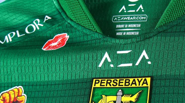 Kecup Bibir di Jersey, Simbol Makin Inklusifnya Sepak Bola