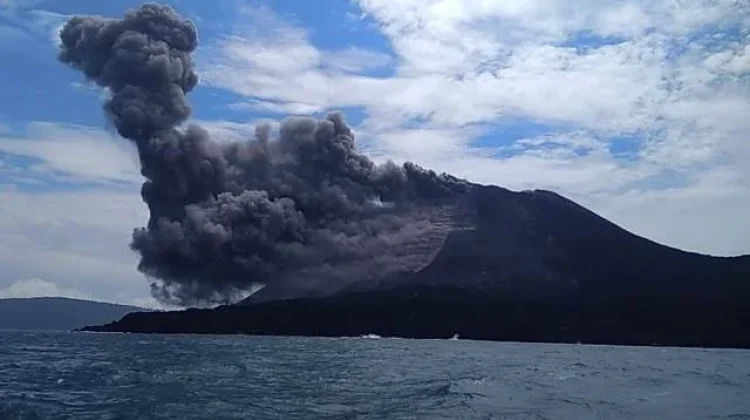 Erupsi Anak Krakatau Ganggu 16 Penerbangan di Juanda