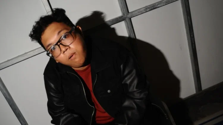 Thomas Lesmono Hadirkan “Bisa Bisanya” : Kisah ketika Waktu Tak Pernah Sinkron