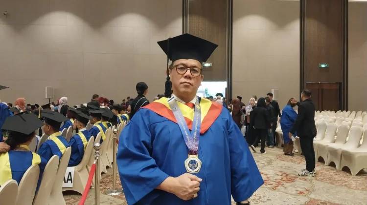 Kisah Dokter Saraf Berhasil Meraih Gelar Sarjana Hukum di Unitomo Surabaya