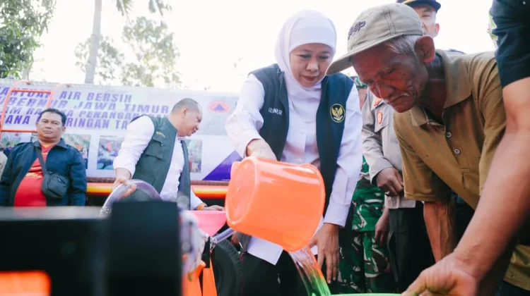 Gubernur Khofifah Salurkan 120 Rit Air Bersih ke Blitar