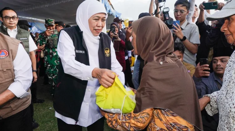 Gubernur Khofifah Gelar Pasar Murah Ke-118 di Blitar