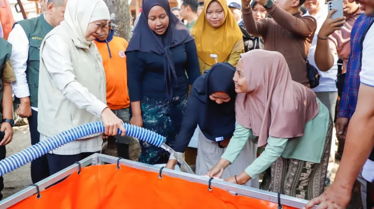 Gubernur Khofifah Salurkan Air Bersih untuk 19.837 Warga Pasuruan