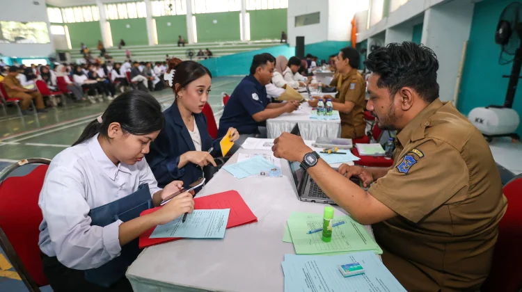 Pemkot Surabaya Berikan Bantuan Biaya Pendidikan kepada 1.214 Mahasiswa