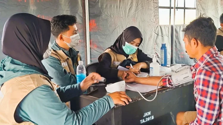 Tim Unesa Beri Layanan Kesehatan Warga dan Ibu Hamil Pascagempa NTT